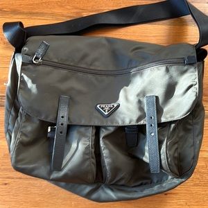 Prada messenger khaki green